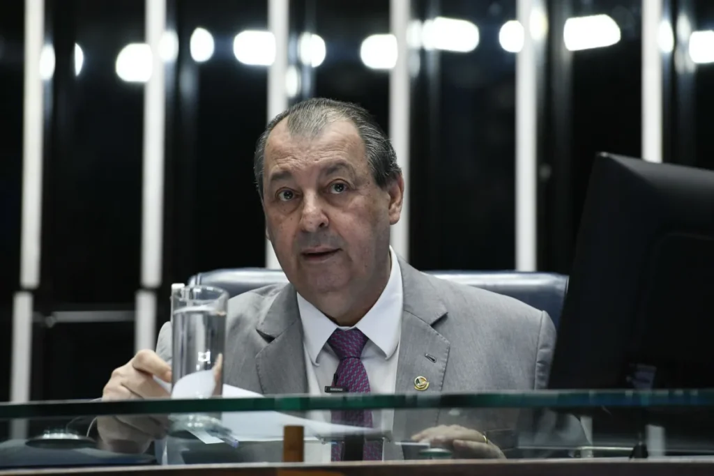Omar Aziz mantém texto da Câmara e acelera tramitação do fim da escala 6×1