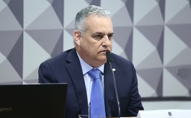 Isolado, Flávio Bolsonaro confirma Alfredo Gaspar como vice em chapa do PL para a Presidência