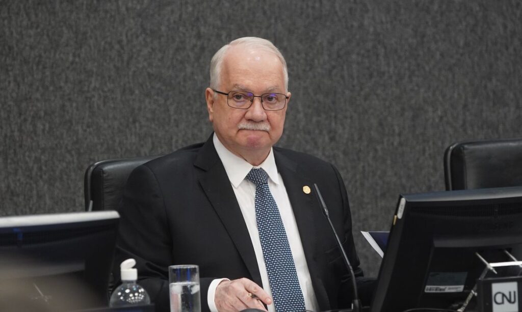 Planalto vê extrapolação de Mendonça e pressão sobre Fachin aumenta